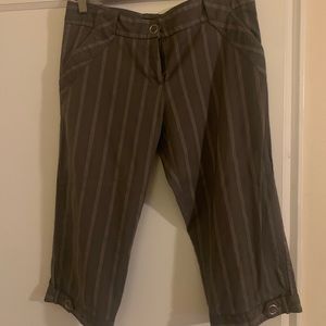 Emphasis Women’s Grey and White Capri Pants